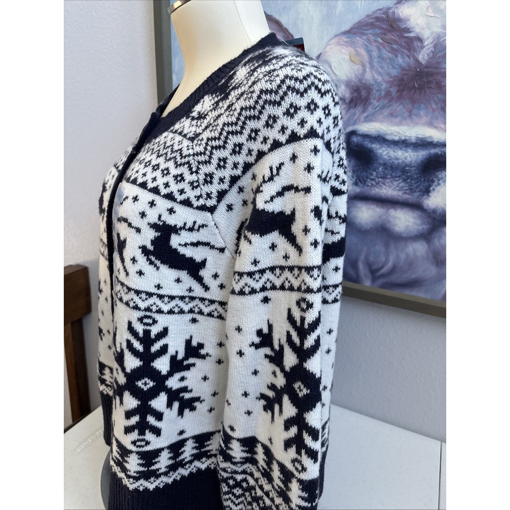 Dec. 25th Women's L NWT White Navy Snowflake Deer LS Button Up Knit Cardigan - Picture 4 of 15